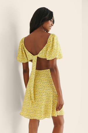 Yellow Flower Rynket Mini Kjole Med En Bundet Åben Ryg Og Pufærmer