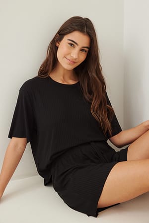 Black Tee-shirt côtelé à bord brut en matière recyclée