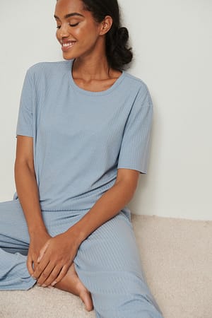 Ribbet T-shirt i genanvendt materiale med rå kant
