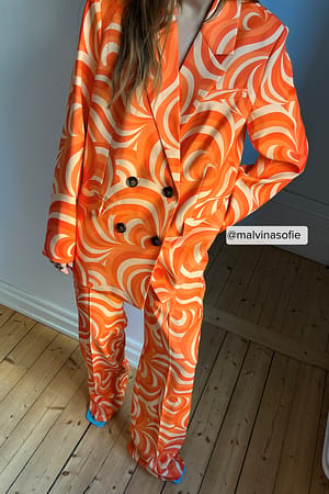 Orange Print Figursyede habitbukser i genanvendt materiale med print