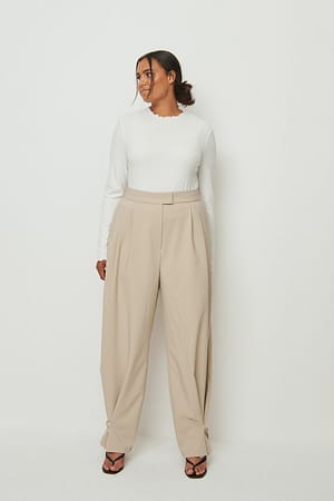 Taupe Anzughose mit Schnallendetail