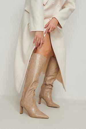 Light Beige Stiefel mit spitz zulaufendem Schaft