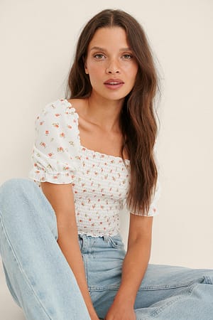 White/Red Flower Genanvendt croptop med vidde i genanvendt materiale