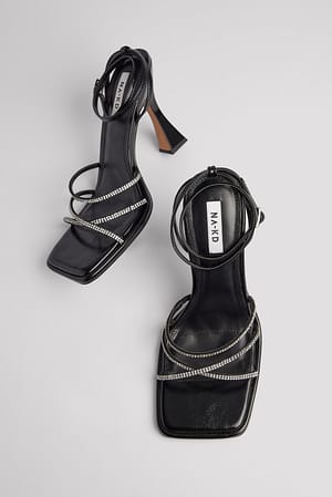 Strassbesetzte Stöckelschuhe mit quadratischer Spitze