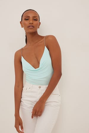 Light Blue Topp med strass og vannfallseffekt i halsen