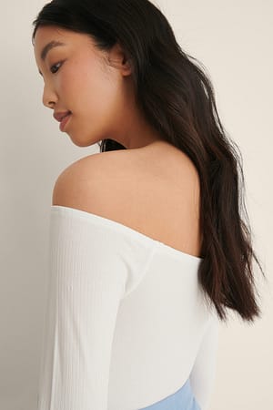Offwhite Ribbet top med bar skulder