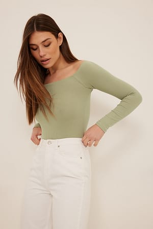 Geribde top met blote schouders