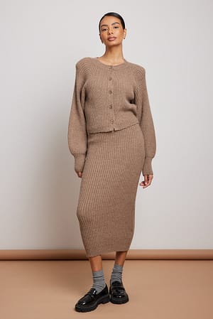 Taupe Geripptes Strick-Midikleid