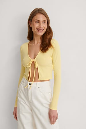 Light Yellow Oberteil mit geripptem Knoten-Detail vorne