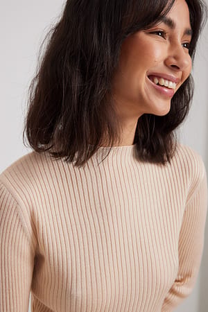 Offwhite Ribbad kort topp med halsringning
