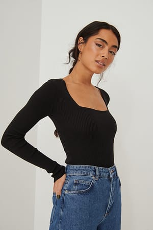 Black Top acanalado con cuello cuadrado
