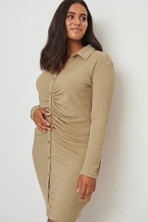 Beige Rüschenkleid mit Knopfdetail