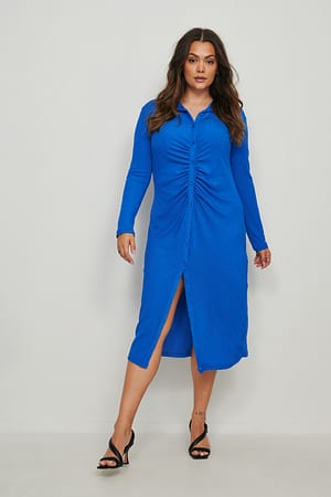 Blue Ruchée robe mi-longue à boutons