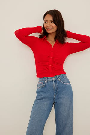 Red Top mit Rüschendetail am Kragen