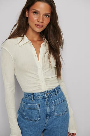 Offwhite Top mit Rüschendetail am Kragen