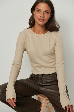 Beige Ribbet top med babylock og rund hals