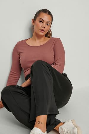 Dusty Dark Pink Resirkulert rund ribbetopp med rund hals og babylock