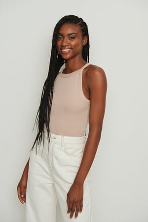 Genanvendt ribbet tanktop med rund hals