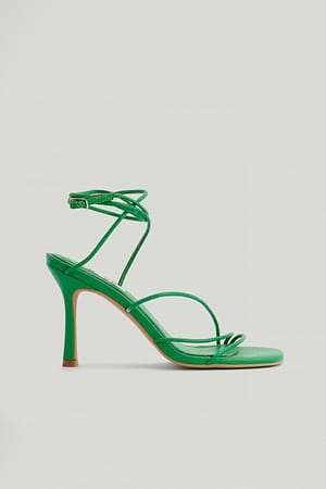 Strong Green Absatzschuhe mit Riemchen und runder Spitze