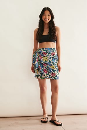 Jupe courte nouée style sarong