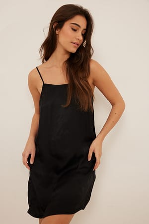 Black Vestido de satén con detalle de enagua