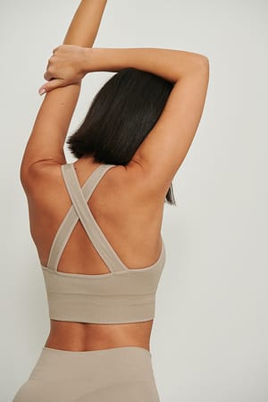 Beige Top sin costuras con escote en V y espalda cruzada