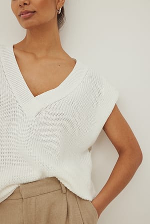 White Strickweste mit markanter Schulter