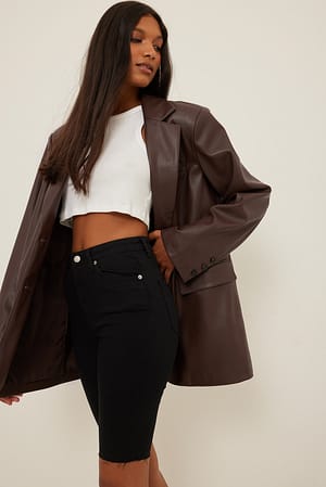 Black Organische Skinny Bermuda-Shorts mit grobem Saum