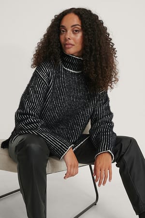 Black/White Gebürsteter Strickpullover Mit Kleinen Streifen