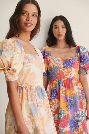Kleid Mit Puffärmeln Und Eckigem Ausschnitt