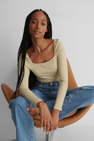 Beige Ribbet topp med firkantet hals