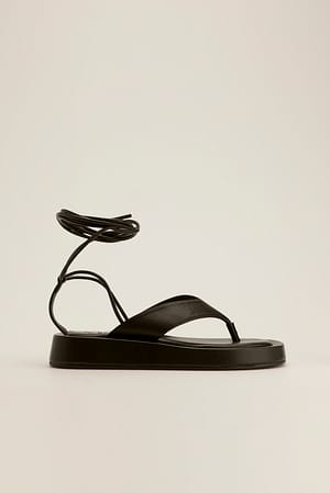 Black Sliders med tårem och ankelband