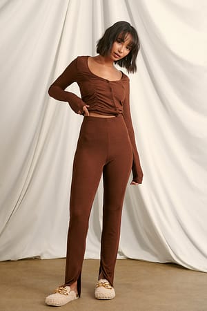 Brown Pantalón fino acanalado con detalle de raja