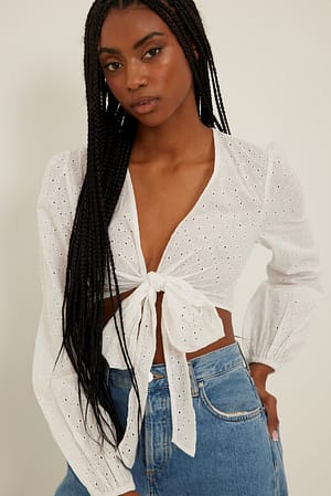 White Blusa con bordado inglés y cierre frontal
