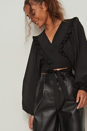 Black Bluse mit weiten Ärmeln und geschnürter Taille