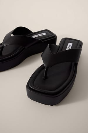 Black Plateau-Zehentrennersandalen