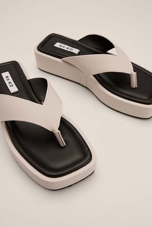 Offwhite Plateau-Zehentrennersandalen