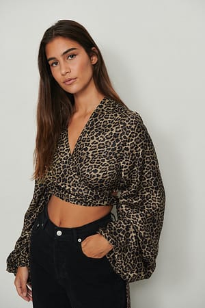 Bluse med en vri med en framside og en samlet arm