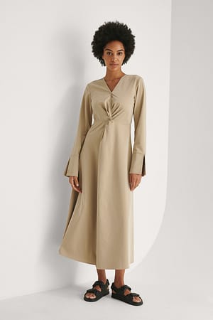 Beige Vriden Klänning Med Detaljer