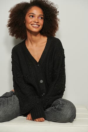 Black Cardigan en tricot à pompons col en v