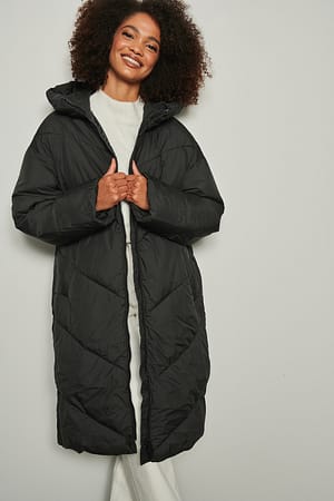 Black Chaqueta larga acolchada con forma en V