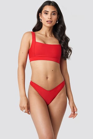 Red V-formet bikinitrusse