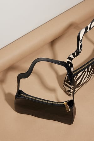 Black Bolso baguette con tira ondulada