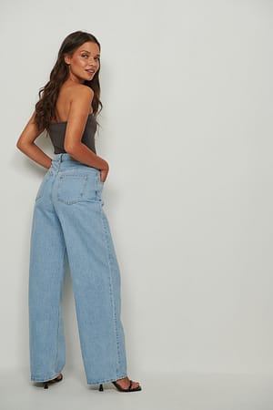 Light Blue Økologiske jeans med brede bein og detaljer på låret