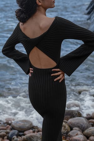 Black Gebreide jurk met omslag en detail op de rug