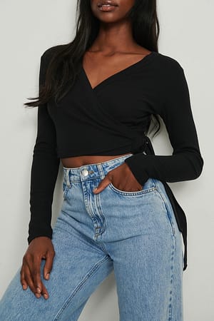 Black Recyceltes geripptes Top mit Wickeldetail