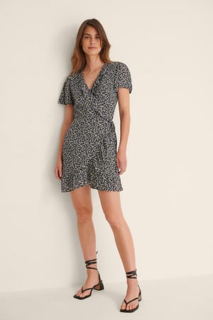 Flower Print Mini kjole med et slå-om design og volanter