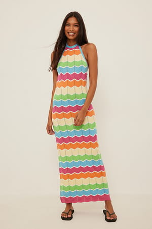 Multi Gestricktes Maxikleid mit Zick-Zack-Streifen
