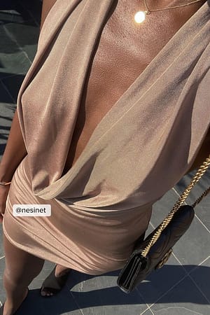 Taupe Minikleid mit Wasserfalldetail