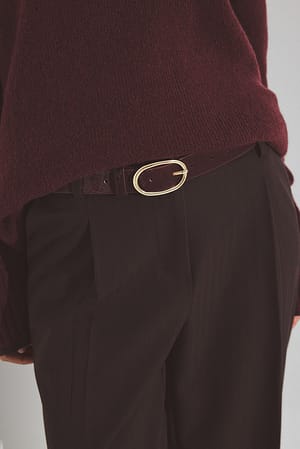 Burgundy Cinturón de cuero con hebilla ovalada